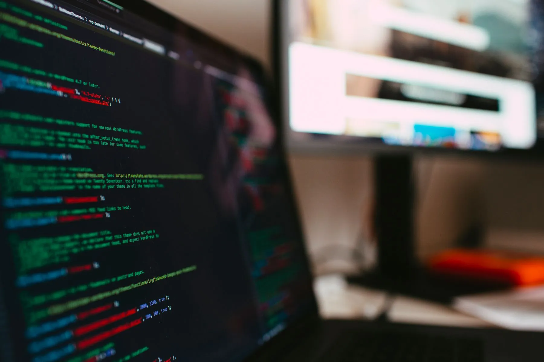 Code d'un site web affiché sur un écran d'ordinateur portable